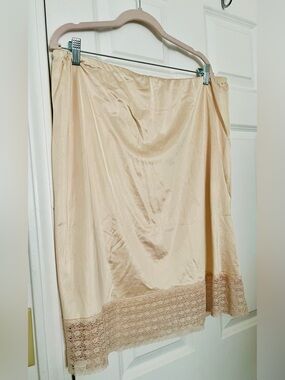 Beautiful Vintage Half Slip with Exquisite Lace Hem - Nude